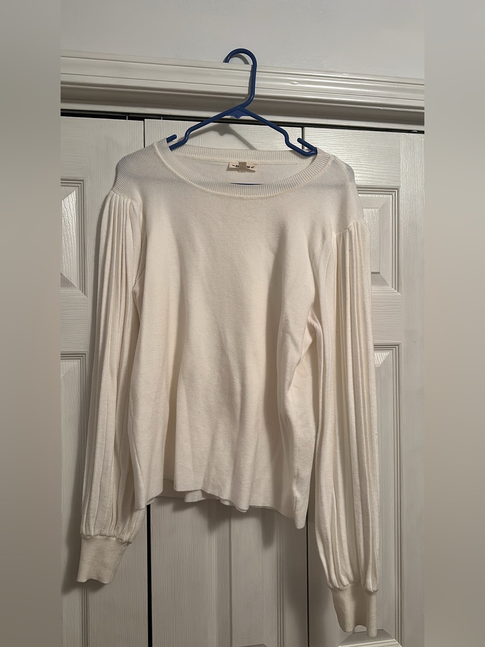 eesome Cream Pleated Long-Sleeve Knit Top